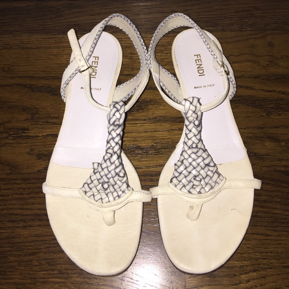 🎀 Fendi White Sandals 🎀 - Picture 1 of 3